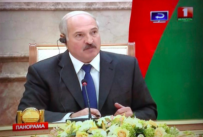 Лукашенко слушал министров в наушнике