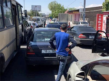 Протестующие в Ереване перекрыли дорогу к аэропорту