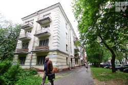 Жители дома в центре Минска: Несколько лет боимся на балкон выйти