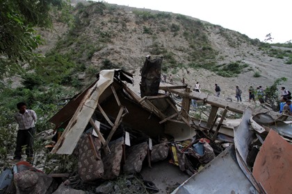 В Непале переполненный автобус упал в пропасть