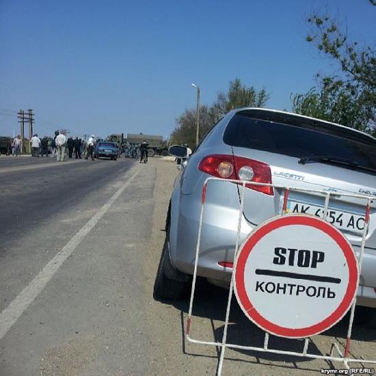 Крымские татары прорвали кордон российского спецназа и идут к границе