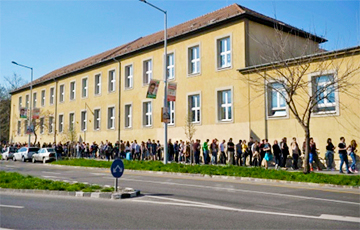 На выборах в Венгрии разрешили проголосовать всем, кто стал в очередь к участкам