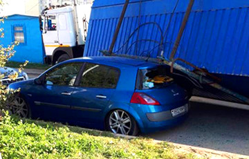 Фотофакт: Минские строители «уронили» бытовку на припаркованный Renault