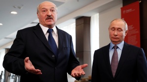 Песков: Лукашенко и Путин обсуждают противодействие попыткам Запада раскачать Беларусь