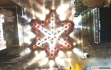 В Гродно построили гигантскую снежинку из автомобилей