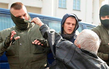 The Guardian: Белорусские протестующие срывают маски с милиции