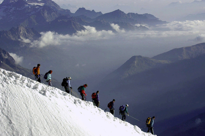 Снежная лавина накрыла 12 лыжников на австрийском курорте