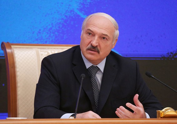 Александр Лукашенко поздравил Макрона с победой