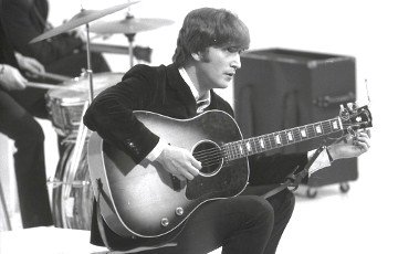 Гитару Леннона продали за 2,4 миллиона долларов