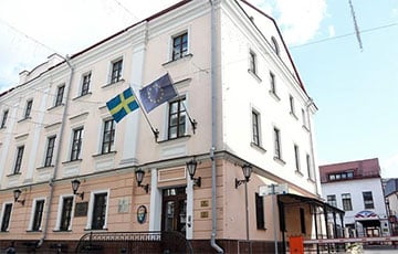 Двое белорусов уже год живут на территории посольства Швеции в Минске