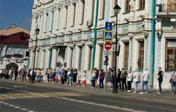В посольство Беларуси в Москве образовалась многокилометровая очередь