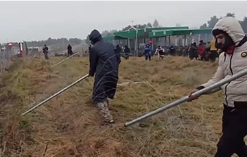 Мигранты вооружились металлическими прутьями и идут на польских пограничников