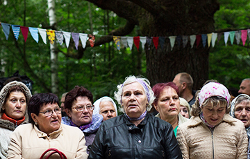 В лесу и при свечах: как проходит служба в самом таинственном костеле Беларуси