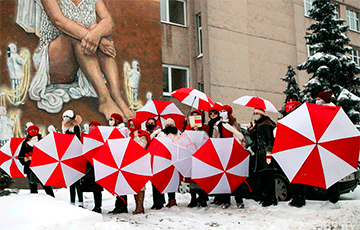 Белоруски с бело-красными-белыми зонтиками прогулялись по Минску