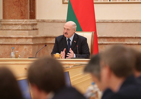 Лукашенко признался, что редко сидит в компьютере, однако читает telegram-каналы и смотрит «Дождь»