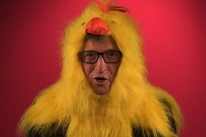 Билл Гейтс снялся в вирусном ролике в костюме цыпленка