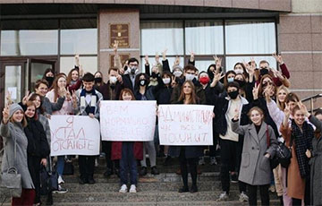 Бастующие студенты БГУ вышли к факультету журналистики