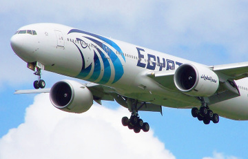Пассажир снял на видео, как у Airbus 320 в полете отлетала обшивка