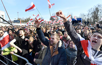 «Живет в веках!»: известные белорусы поздравляют с Днем Воли