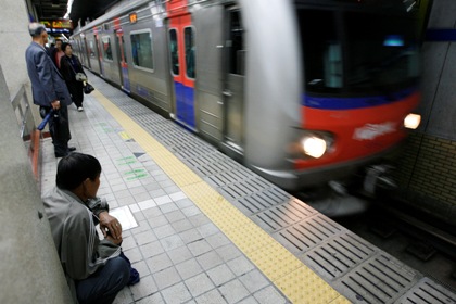 В сеульском метро столкнулись два поезда