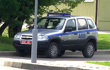 Видеофакт: В Минске парень порезал колесо милицейской Chevrolet Niva
