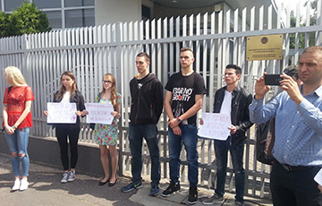 В Варшаве пикетировали посольство Беларуси