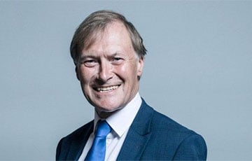 Депутат британского парламента, получивший ножевые ранения, скончался