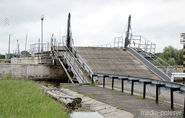 Паводок на Полесье затопил мосты