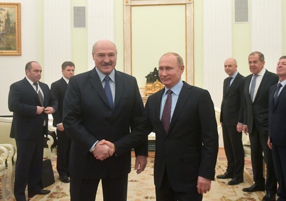 Кремль подтвердил возможность переговоров Путина и Лукашенко до конца года