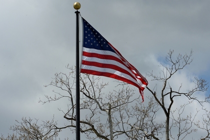 Обама распорядился приспустить флаги США в память о терактах в Париже