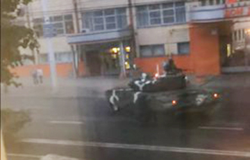 Видеофакт: В Минске после парада танк едва не влетел в пешеходов на тротуаре