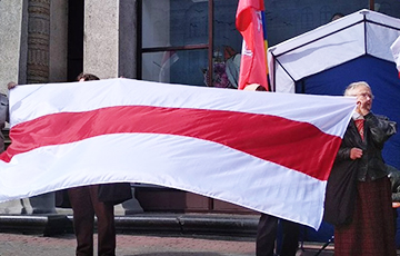 Фотофакт: В центре Минска отметили День национального флага