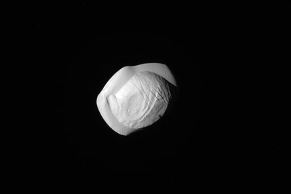 Возле Сатурна сфотографировали «космический пельмень»
