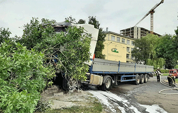 В Минске грузовик без водителя повредил четыре машины
