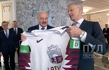 Премьер Латвии отказал Лукашенко в хоккейной тренировке