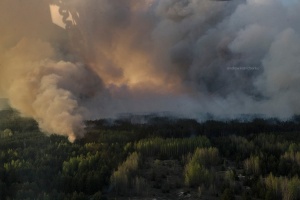 Спасатели продолжают тушить пожар в чернобыльской зоне
