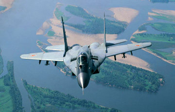 Российский МиГ-29 уронил топливные баки при взлете