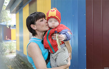 Семья из Минска пытается вернуть годовалого сына