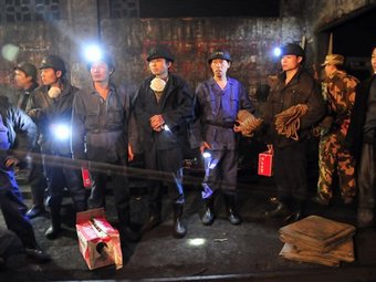 Более 50 китайских горняков блокированы в шахте