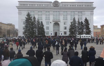 Путин в Кемерово. Тысячи людей прорвались к администрации и требуют отставки властей