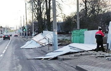 «Взлетающая» остановка, сорванная крыша и поваленные деревья: что натворил ураган в Беларуси