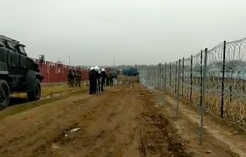 Мигранты большими группами ходят вдоль польской границы