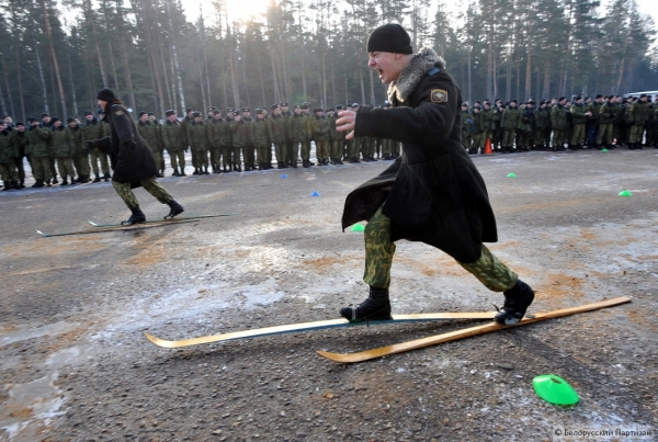 В Минске спецназовцы бегали на лыжах по асфальту