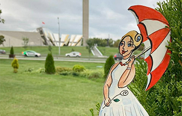 Девушки с бело-красно-белыми зонтами появились в знаковых местах Минска