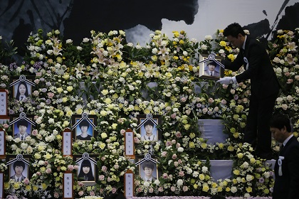 Число жертв крушения южнокорейского парома возросло до 242 человек