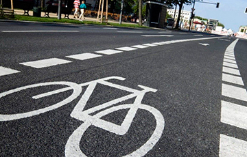 Фотофакт: Новооткрытую велодорожку в Бресте сразу же запарковали авто