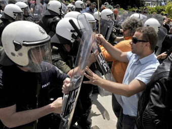 Греческая полиция применила против протестующих слезоточивый газ