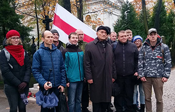 Белорусы Варшавы отметили Дзяды под бело-красно-белым флагом