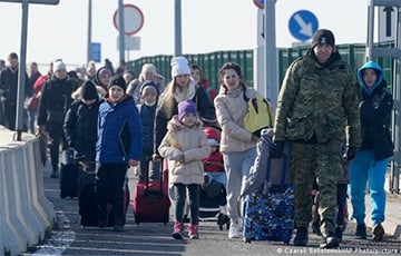 Беженцы из Украины получили право жить в ЕС в течение трех лет
