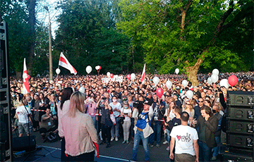 Видеофакт: Десять тысяч человек скандируют в Витебске «Верым! Можам! Пераможам!»